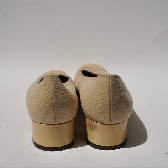 FERRAGAMO (Salvatore) Beige 2-Tone 1" Classic Pump (US 9 AAA) - Picture 4 of 5